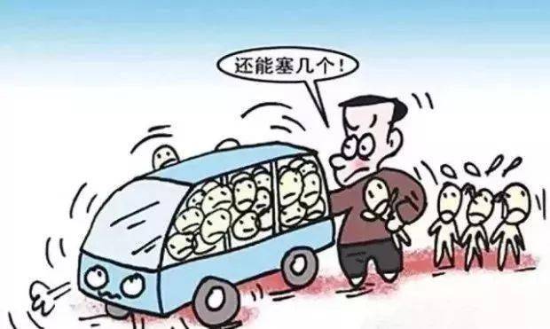 廣西：梧州這輛 “黑校車” 讓人嚇一跳！如此超載，實(shí)在危險(xiǎn)