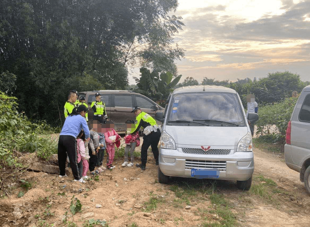 廣西：梧州這輛 “黑校車” 讓人嚇一跳！如此超載，實(shí)在危險(xiǎn)