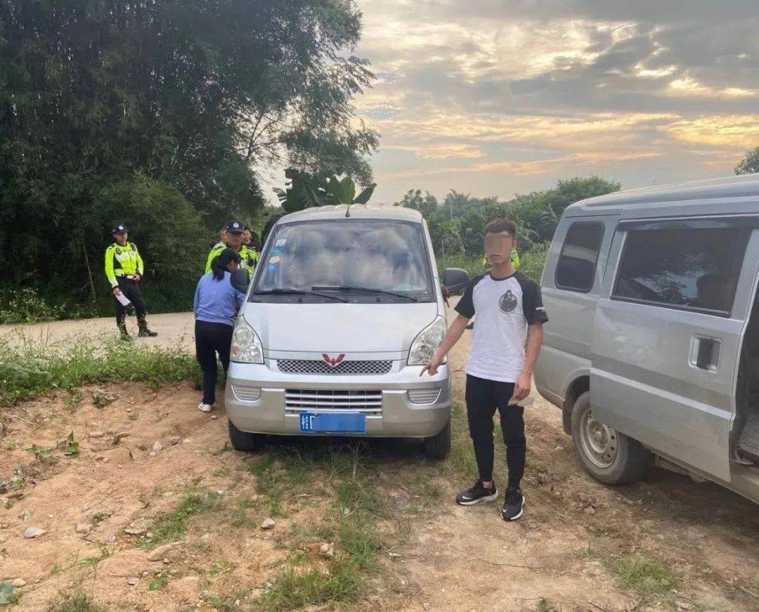 廣西：梧州這輛 “黑校車” 讓人嚇一跳！如此超載，實(shí)在危險(xiǎn)