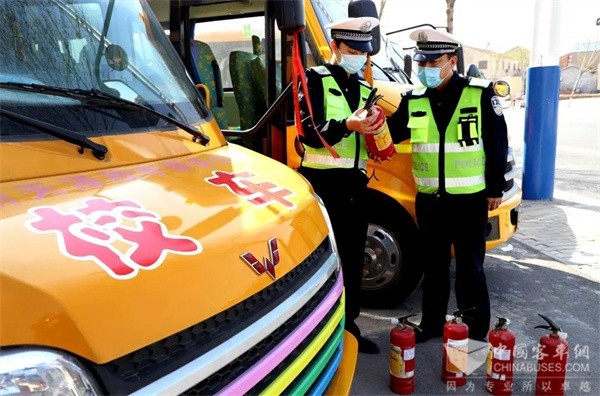 開學(xué)季，五菱校車又開啟一波全新守護(hù)！