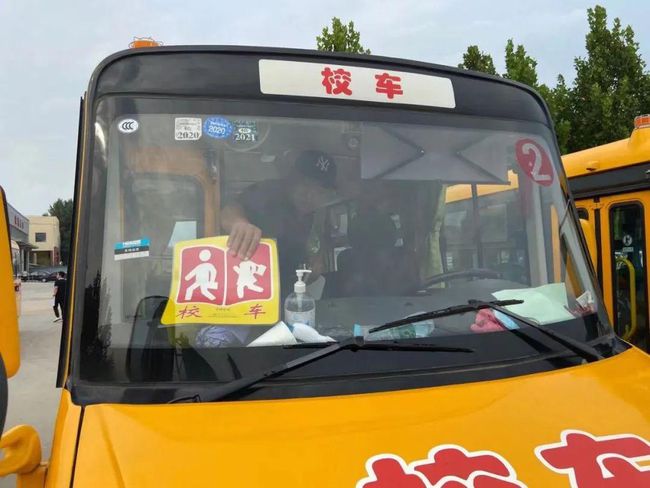 「筑平安勇?lián)?dāng)、護發(fā)展做貢獻」大廠交警為15家學(xué)校 35輛校車發(fā)放校車標牌