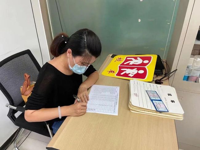 「筑平安勇?lián)?dāng)、護發(fā)展做貢獻」大廠交警為15家學(xué)校 35輛校車發(fā)放校車標牌