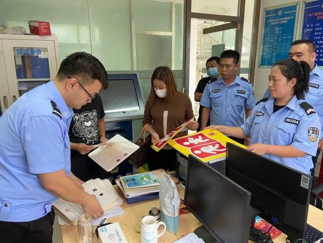 「筑平安勇?lián)?dāng)、護發(fā)展做貢獻」大廠交警為15家學(xué)校 35輛校車發(fā)放校車標牌