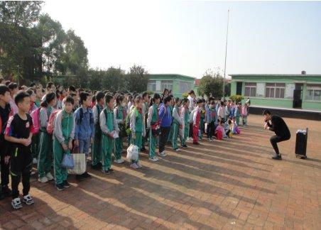 保障校車安全尊重孩子生命！昌圖縣十八家子鎮(zhèn)中心小學(xué)舉行校車安全逃生演練活動