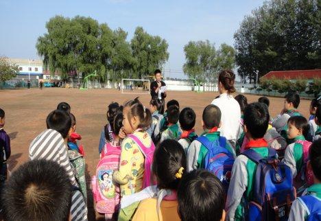 保障校車安全尊重孩子生命！昌圖縣十八家子鎮(zhèn)中心小學(xué)舉行校車安全逃生演練活動