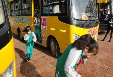 保障校車安全尊重孩子生命！昌圖縣十八家子鎮(zhèn)中心小學(xué)舉行校車安全逃生演練活動