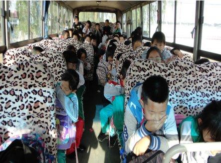 保障校車安全尊重孩子生命！昌圖縣十八家子鎮(zhèn)中心小學(xué)舉行校車安全逃生演練活動