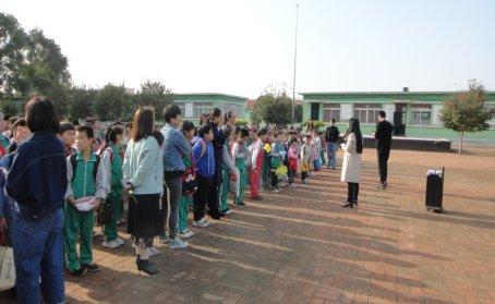 保障校車安全尊重孩子生命！昌圖縣十八家子鎮(zhèn)中心小學(xué)舉行校車安全逃生演練活動
