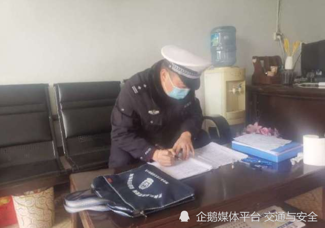 漯河舞陽縣交警大隊重監(jiān)辦民警開展校車交通安全隨機(jī)抽檢，排查整治校車安全隱患