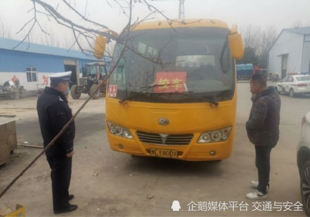 漯河舞陽縣交警大隊重監(jiān)辦民警開展校車交通安全隨機(jī)抽檢，排查整治校車安全隱患