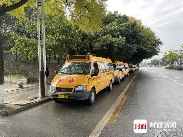 檢查校車安全、上開學前安全課 成都交警護航平安上學路