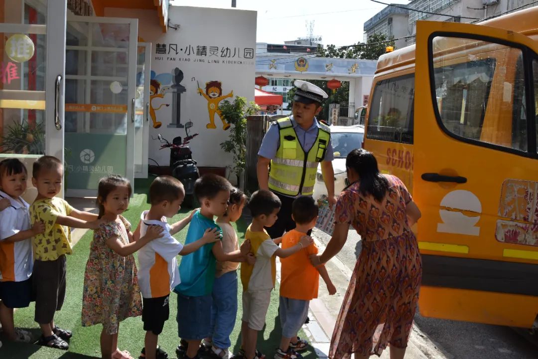 宣傳防溺水 蓮花交警給全縣校車座椅“換衣裳”！