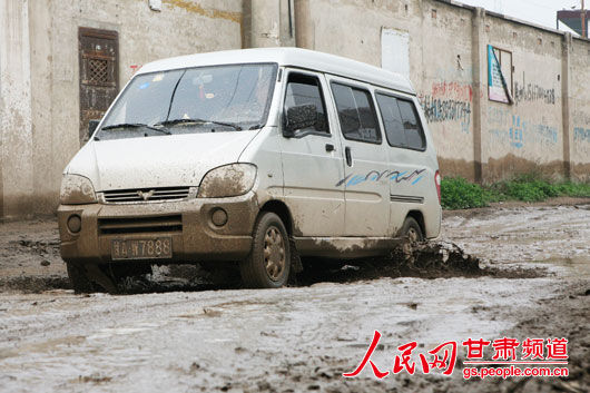 彭家坪鎮一位居民戲稱：“過車就像是跑越野拉力賽?！保步z）