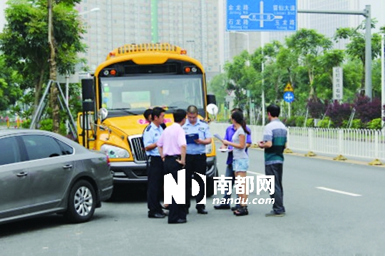 <p>本周一，各中小學(xué)正式開(kāi)學(xué)，為保證各校車安全，龍華交警在轄區(qū)范圍對(duì)校車進(jìn)行統(tǒng)一檢查。(互聯(lián)網(wǎng)圖片)<br /></p>