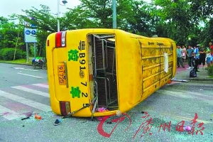 校車被撞側翻。 記者軒慧 攝