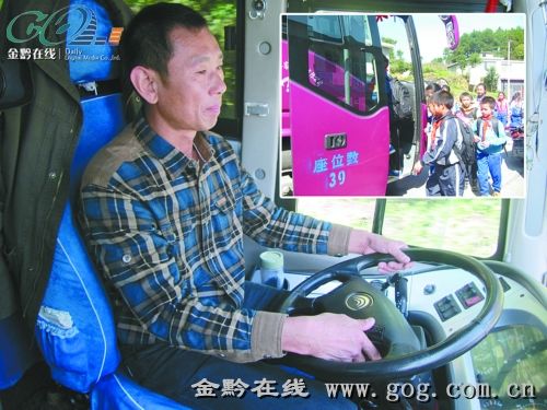 他的客車成孩子們的免費(fèi)校車