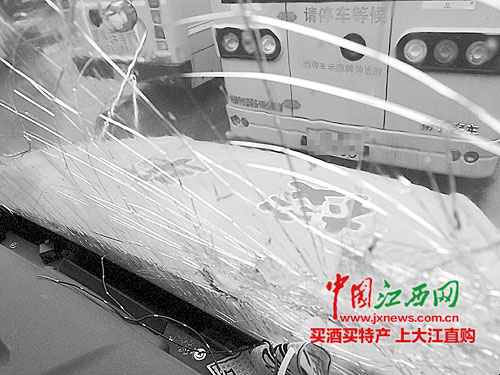 鄱陽(yáng)探索公司化運(yùn)行校車開學(xué)第一天遭客運(yùn)司機(jī)攔截
