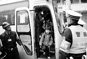 交警昨在富麗小學門口查獲一臺滿載小學生的普通大巴車，該車車身沒有涂成具有警示作用的黃色。信息時報記者 蕭嘉寧 攝
