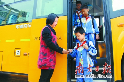 孩子們通過刷卡上車，進行全方位的實時記錄。