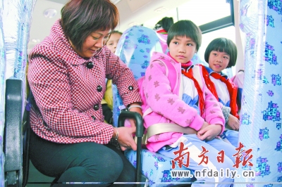 校車照管員悉心照顧，接送環節執行標準化操作。