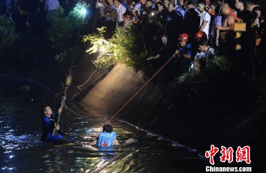 湖南一幼兒園校車翻入水庫致11死現(xiàn)場嚎哭不斷（圖）