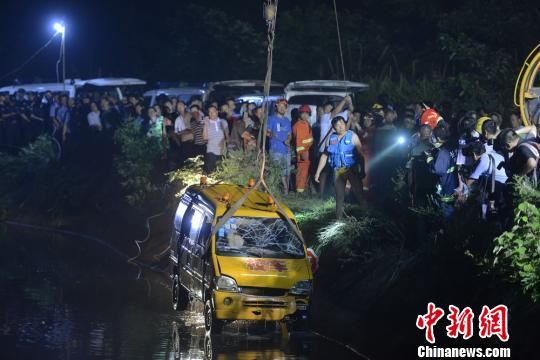 湖南幼兒園校車翻入水庫致11死 包括8名幼兒(圖)