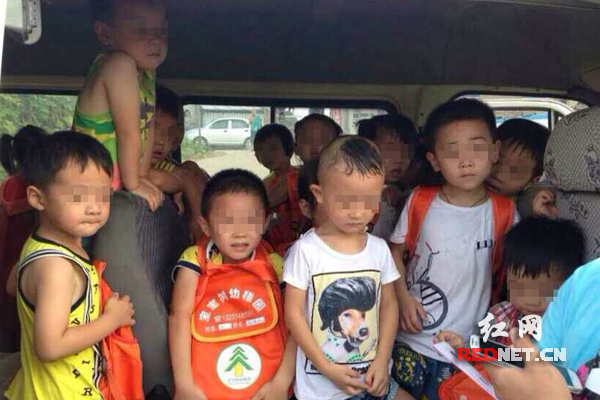 (網(wǎng)友發(fā)圖曝長(zhǎng)沙一幼兒園黑校車超載)