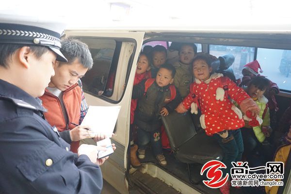 【不文明現(xiàn)象曝光臺(tái)】“校車”超載安全意識(shí)何在