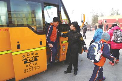 昨日是新學期開學第一天，1600余輛交運溫馨校車上線運行。