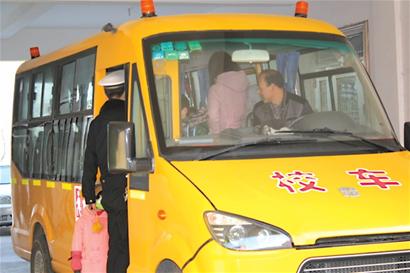微面刷黃漆戴警燈高仿校車(chē) 學(xué)生嚴(yán)重超員
