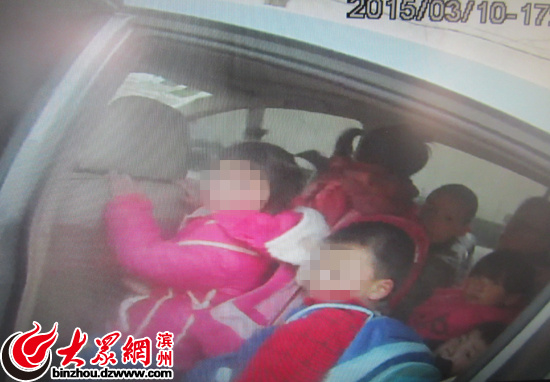 核載5人轎車竟“塞了”10個人 沾化交警依法扣留