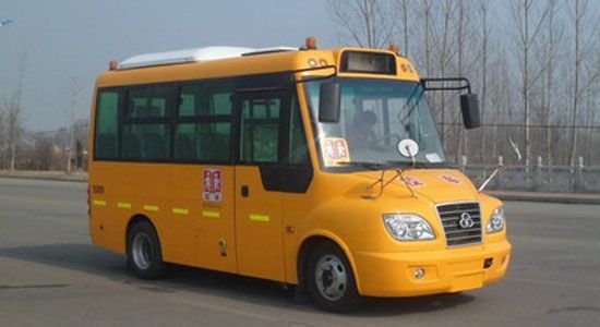 上學(xué)路上，大鼻子校車保安全