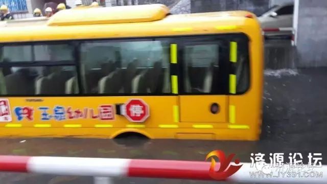 幼兒園校車橋下被淹，網(wǎng)友現(xiàn)場(chǎng)緊急救援