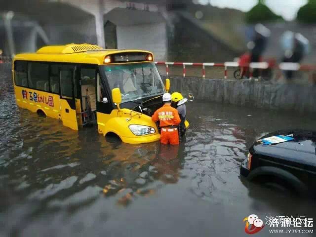 幼兒園校車橋下被淹，網(wǎng)友現(xiàn)場(chǎng)緊急救援