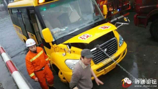 幼兒園校車橋下被淹，網(wǎng)友現(xiàn)場(chǎng)緊急救援