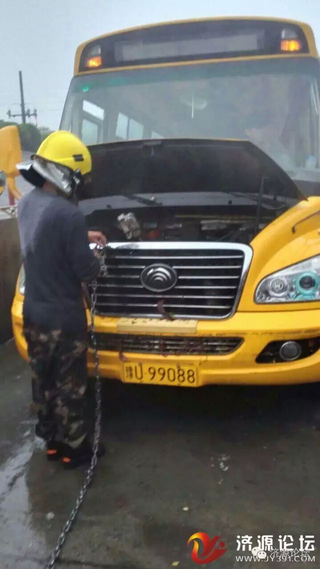 幼兒園校車橋下被淹，網(wǎng)友現(xiàn)場(chǎng)緊急救援