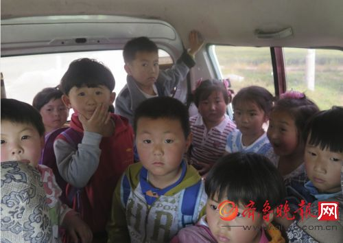 濟(jì)南一幼兒園黑校車：核載7人擠了24個(gè)