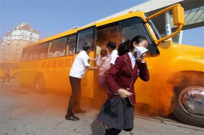 “起火了，同學們用毛巾捂住口鼻，抓緊從前門、后門下車。”昨日下午，交運黃島汽車總站聯(lián)合開發(fā)區(qū)消防大隊、開發(fā)區(qū)育才中學，開展了大規(guī)模的消防應(yīng)急演練活動。
