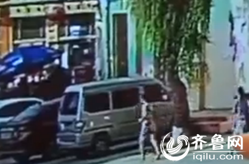 監控畫面顯示，9小時后，幼兒園工作人員才發現車內的女童（視頻截圖）