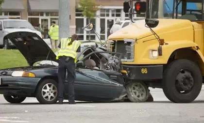 美國校車為什么安全性更高？