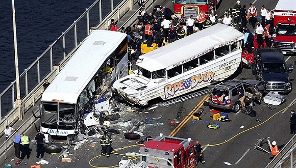 一輛Ride the Duck旅游車與一輛校車在奧羅拉大橋上相撞。圖片來源：Ken Lambert  The Seattle Times