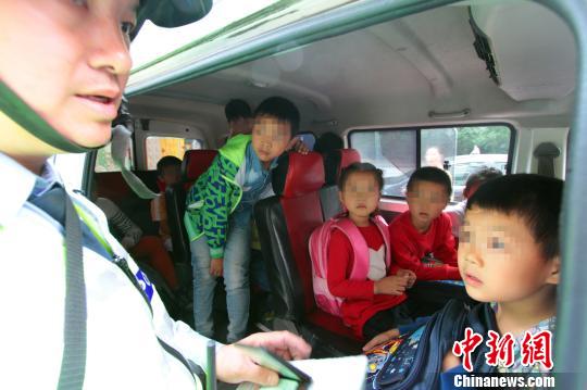 超載“黑校車(chē)”擠了12個(gè)小學(xué)生 朱華剛 攝