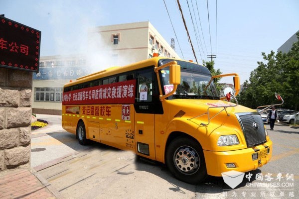 防震演習(xí)進(jìn)校園，宇通校車變身救援“擎天柱”