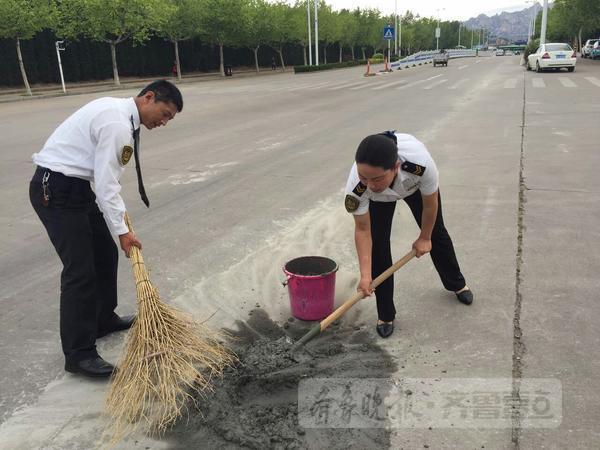 水泥石子灑一路，校車司機客串“清潔工”