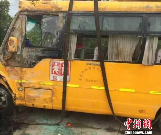 28日上午，廣東東莞塘廈鎮(zhèn)發(fā)生一起校車側(cè)翻事件，事故造成1名11歲的女學(xué)生死亡，另有14名學(xué)生與1名跟車員、1名司機受輕傷被送往醫(yī)院接受檢查。圖為救援現(xiàn)場。