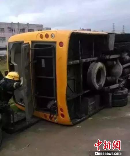 28日上午，廣東東莞塘廈鎮(zhèn)發(fā)生一起校車側(cè)翻事件，事故造成1名11歲的女學(xué)生死亡，另有14名學(xué)生與1名跟車員、1名司機受輕傷被送往醫(yī)院接受檢查。圖為救援現(xiàn)場。