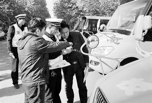 靈寶市川口鄉(xiāng)聯合交警六中隊對范圍內校車集中進行安全大檢查
