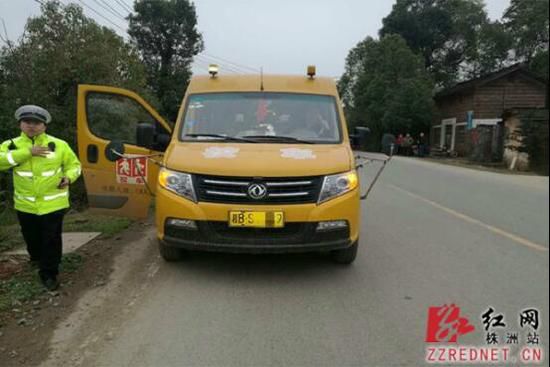 湖南株洲直屬交警大隊(duì)查獲一起校車超員違法行為