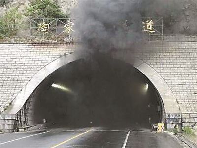 威海校車事故 雨天路滑事故導致與垃圾運輸車發(fā)生碰撞起火