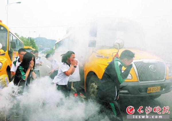 學(xué)生上下校車,家長可實(shí)時(shí)監(jiān)控